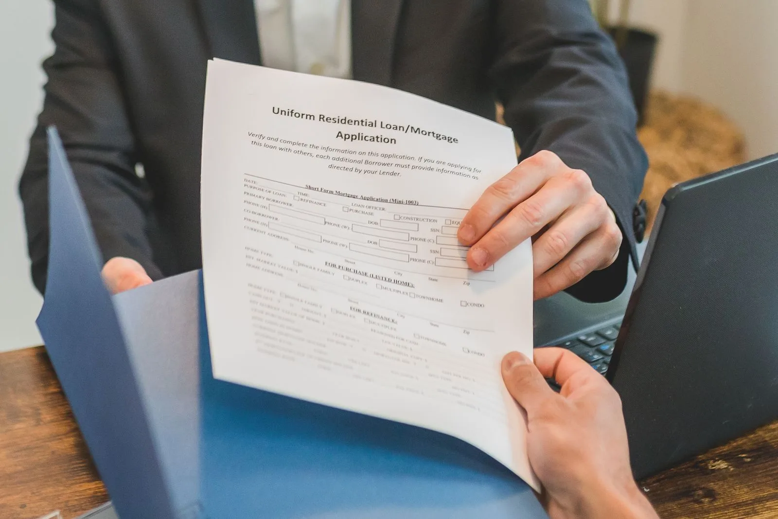 Übergabe von Finanzierungsunterlagen in einem Beratungsgespräch